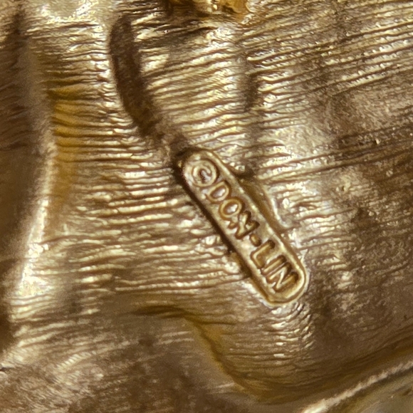 Don-Lin Vintage Brushed Gold Lady Brooch - Picture 5 of 5